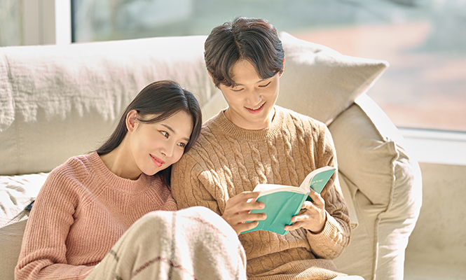 서로 같이 책을 보고 있는 부부